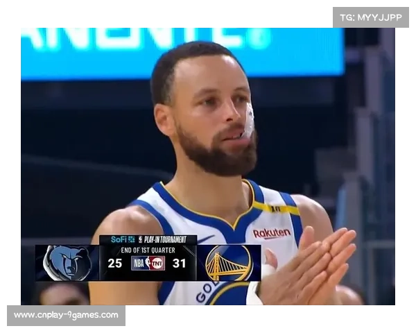 库里场边模仿巴特勒新发型，勇士替补席欢声笑语